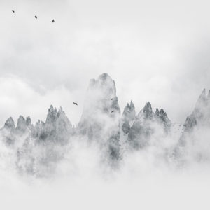 cadre-photo-montagnes-nuages-avec-oiseaux-qui-volent