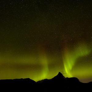 photo-ciel-etoiles-aurores-boreales-montagne-norvege