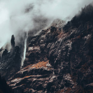 art-cascade-montagnes-paysage-sombre-suisse-annecy