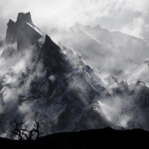 photo-montagne-patagonie-cuernos-tempete-altitude-paysage-sombre