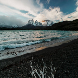 photographie-montagne-plage-sable-noir-lac-patagonie-tempete