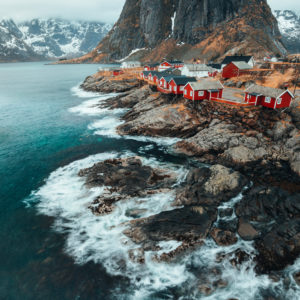 photo-norvege-cote-mer-montagne-village-cabanes-rouges-rorbuer-reine