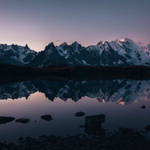 lac-cheserys-mont-blanc-aiguille-du-midi-alpes-photo-de-montagne-reflet