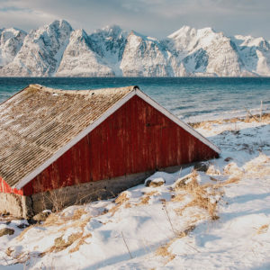 cabine-norvegienne-norvege-arctique-rorbuer-neige-lofoten-montagne-fjord